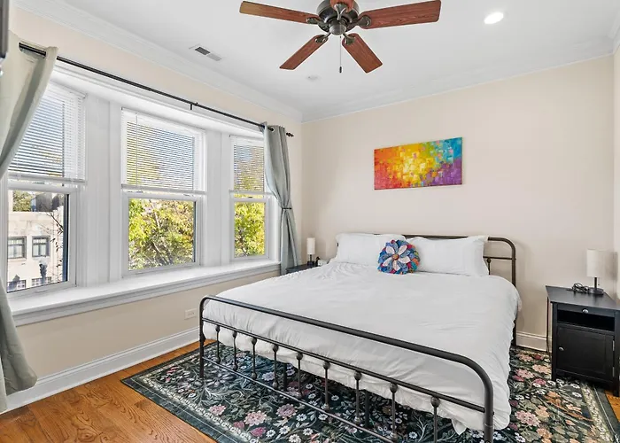 North Center - Walkable - Transit Accessible - King & Queen Beds Apartment