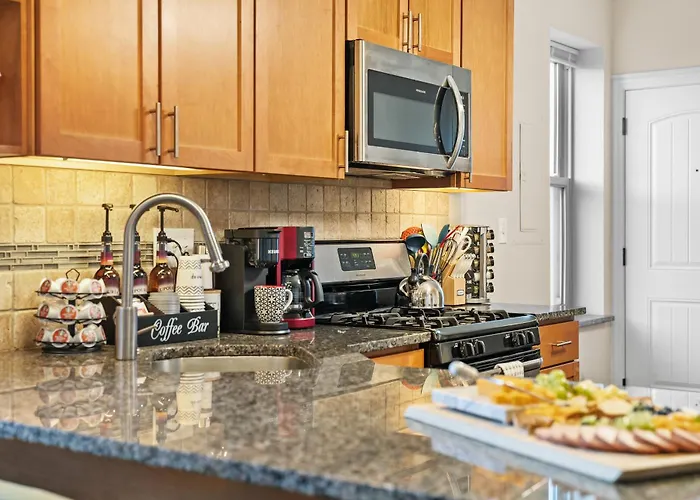North Center - Walkable - Transit Accessible - King & Queen Beds Apartment