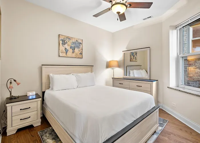 North Center - Walkable - Transit Accessible - King & Queen Beds Apartment Chicago