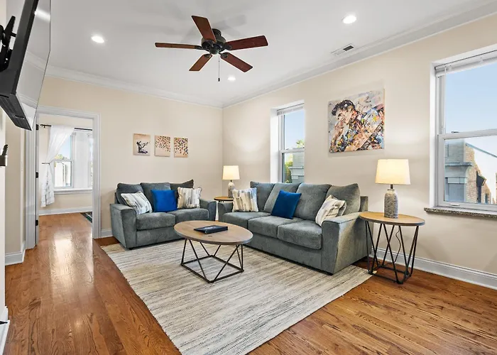 North Center - Walkable - Transit Accessible - King & Queen Beds