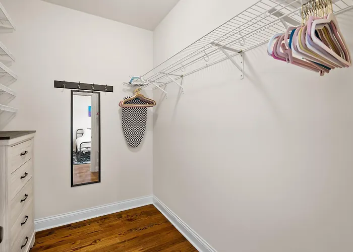 North Center - Walkable - Transit Accessible - King & Queen Beds Apartment