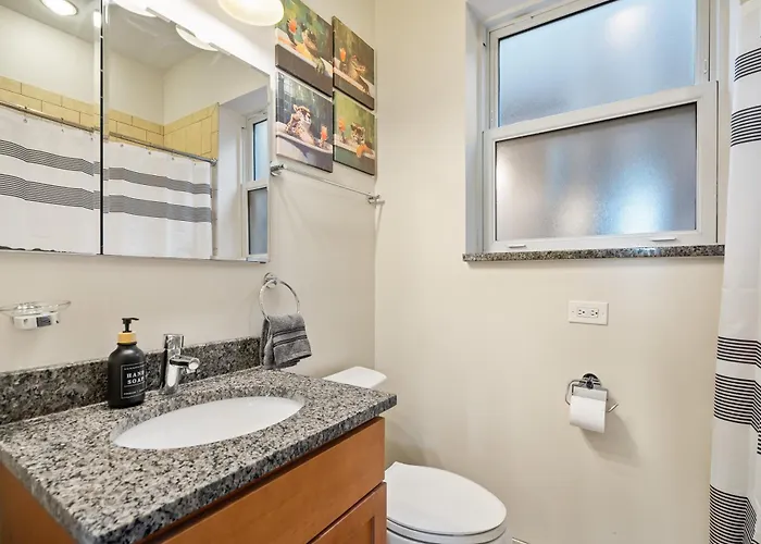 North Center - Walkable - Transit Accessible - King & Queen Beds *