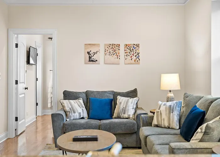 North Center - Walkable - Transit Accessible - King & Queen Beds Apartment *