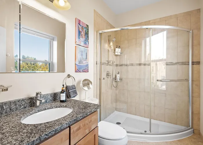 Apartment North Center - Walkable - Transit Accessible - King & Queen Beds *