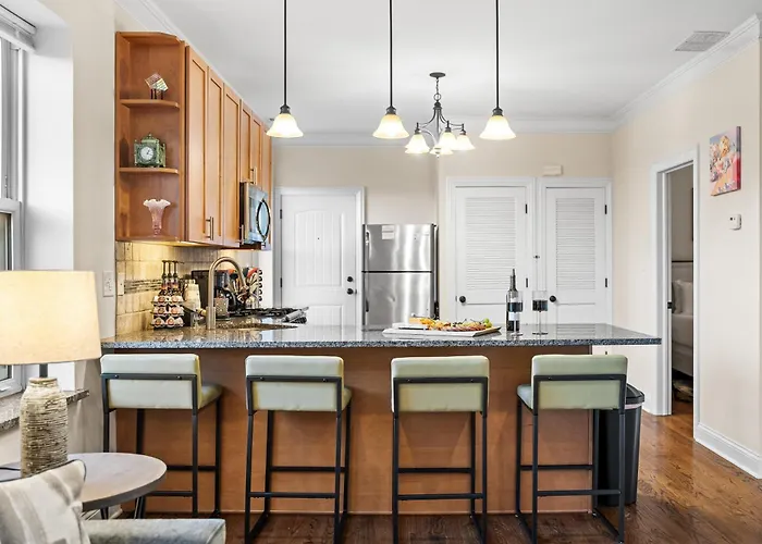 Apartment North Center - Walkable - Transit Accessible - King & Queen Beds Chicago