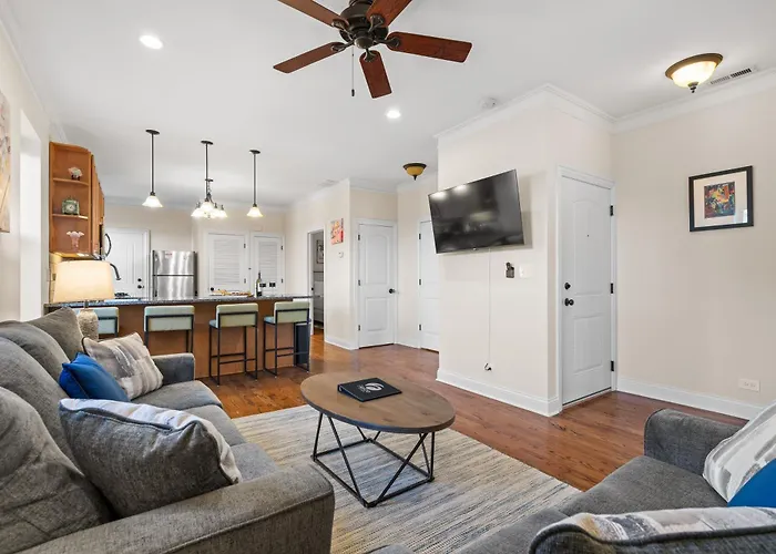 North Center - Walkable - Transit Accessible - King & Queen Beds * Chicago