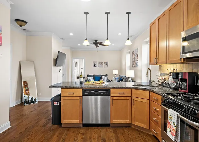 North Center - Walkable - Transit Accessible - King & Queen Beds Apartment