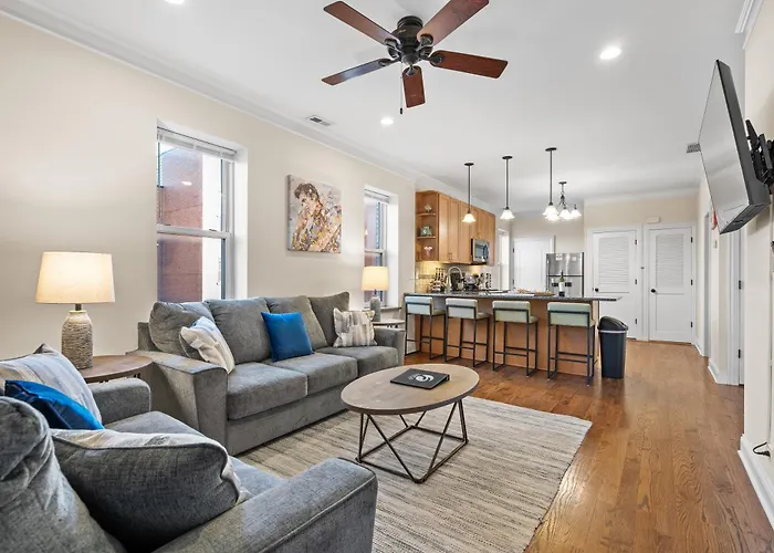 Apartment North Center - Walkable - Transit Accessible - King & Queen Beds *