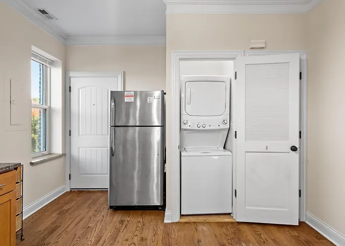 North Center - Walkable - Transit Accessible - King & Queen Beds Apartment *